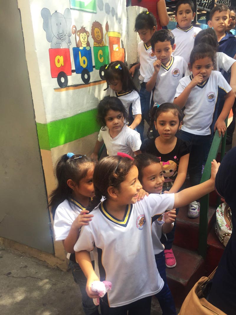 niños con el cuentacuentos
